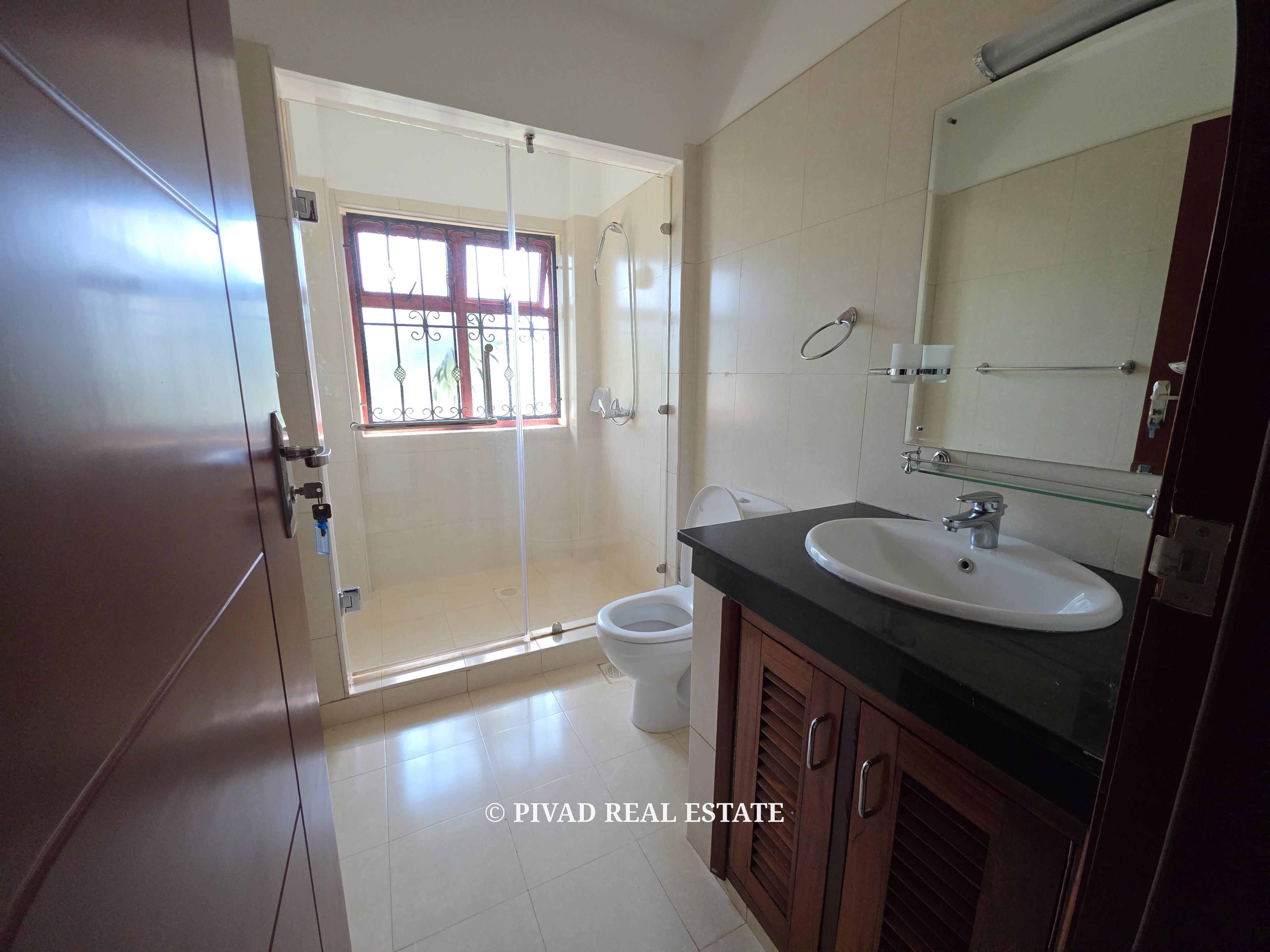 5 Bedroom House with Dsq For 2 Available For Rent - Runda