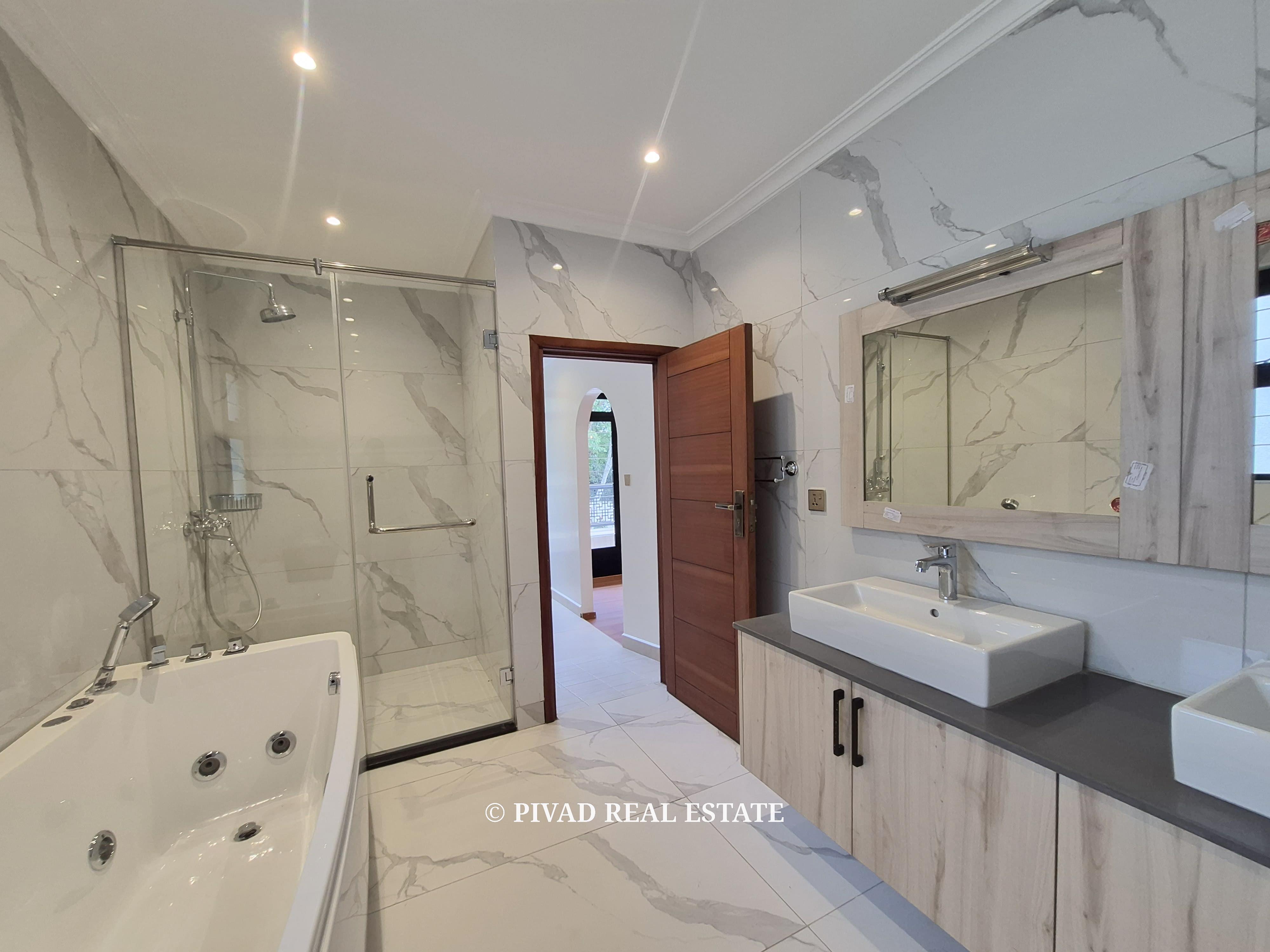 6 Bedroom House Available For Sale in Runda
