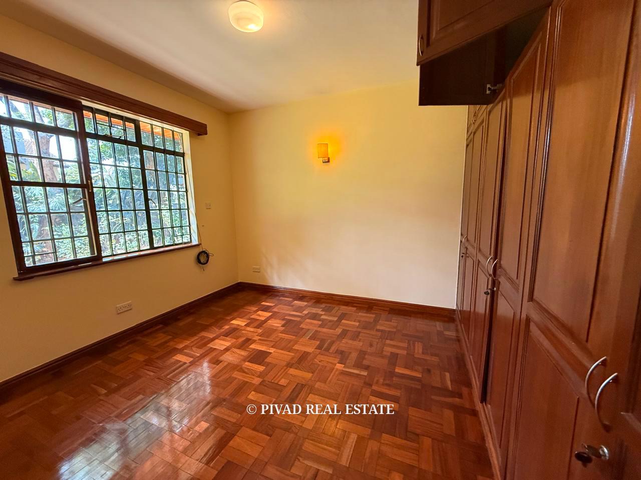 Homely 6 bedroom House with Dsq for 2 available for Sale in Nyari Estate.