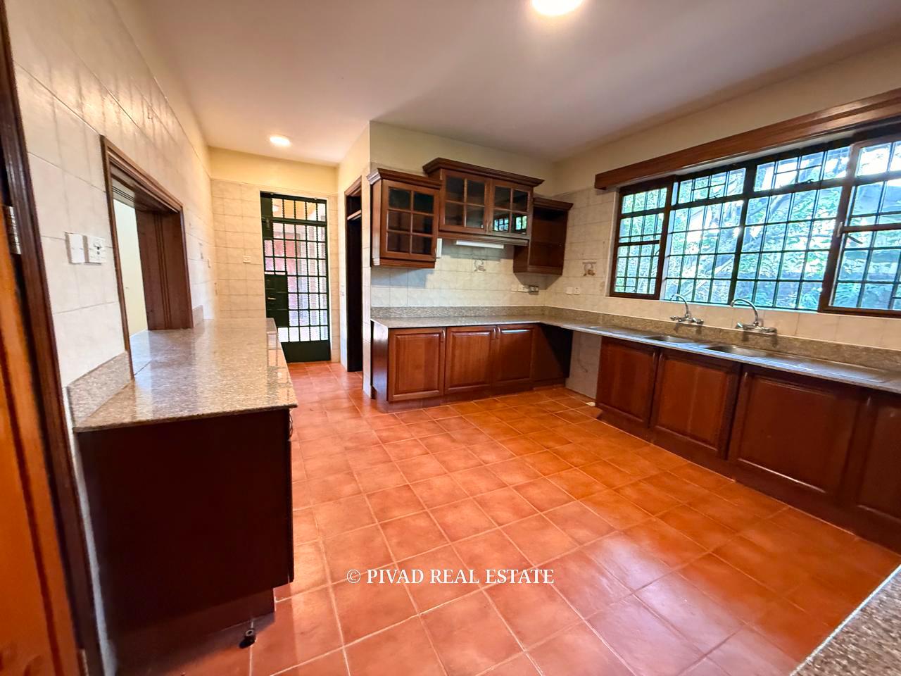 Homely 6 bedroom House with Dsq for 2 available for Sale in Nyari Estate.