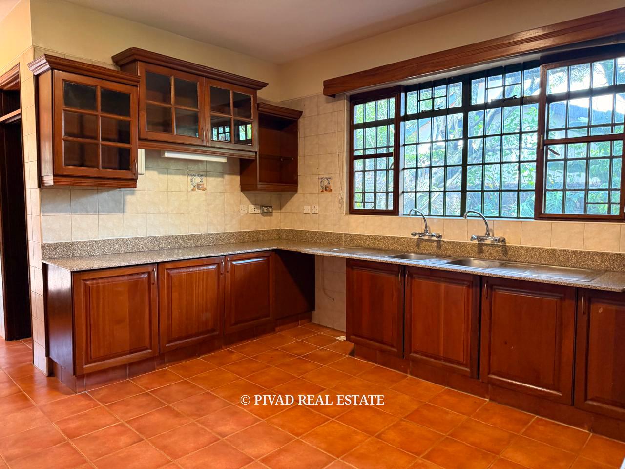 Homely 6 bedroom House with Dsq for 2 available for Sale in Nyari Estate.